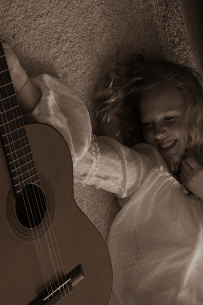 Agnes Satzinger Gitarre mid